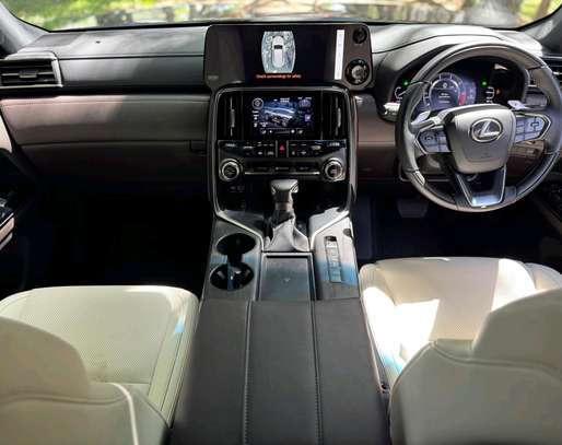 2023 Lexus LX600 image 9