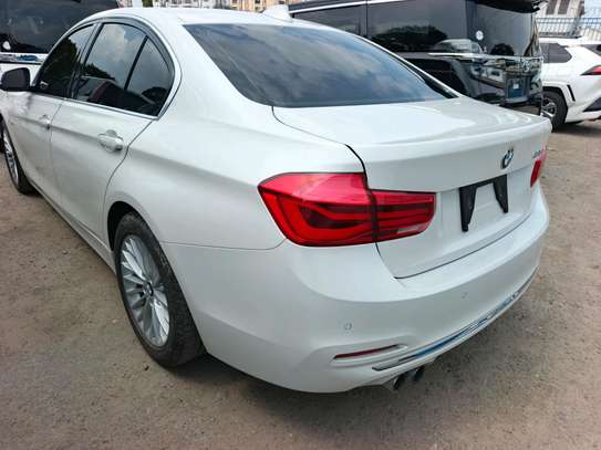 BMW 320i image 5