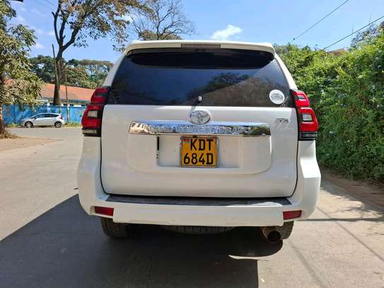 TOYOTA LAND CRUISER PRADO TX PETROL 2011 MODEL.. image 2