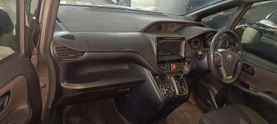 Toyota Noah gold 2018 image 7