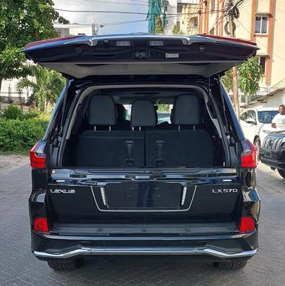 Lexus LX 570 2017 image 15