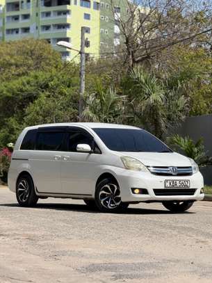 Toyota ISIS white image 1