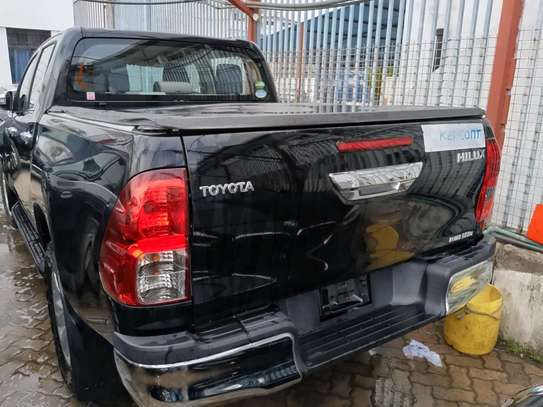 Toyota Hilux black 2018 image 2