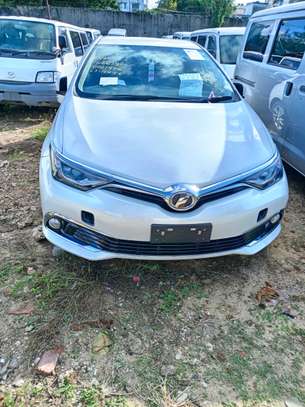 Toyota Auris pearl fully loaded image 3