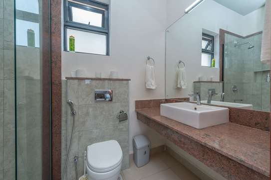 Furnished 2 Bed Apartment with En Suite at Lantana Road image 4