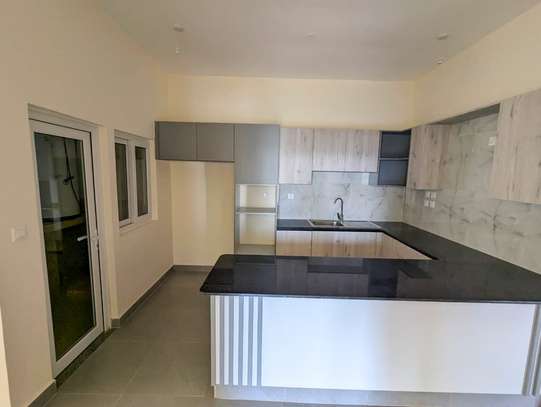 4 Bed Apartment with En Suite in Parklands image 2