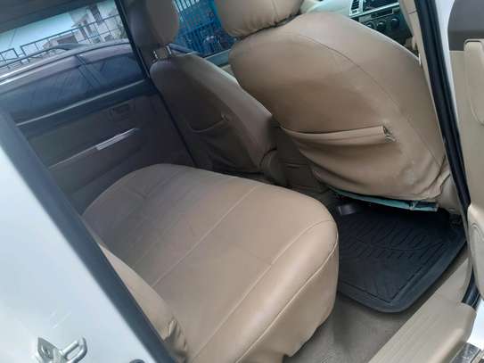 Hilux double cabin image 3
