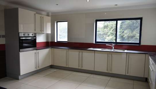 Beautiful 3 Bedrooms' Apartments In Brookside image 6