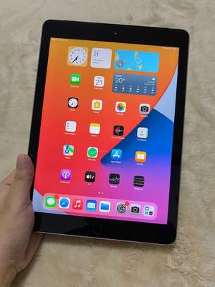 Apple iPad 5th Gen. 32GB, Wi-Fi + Cellular 9.7'' image 1