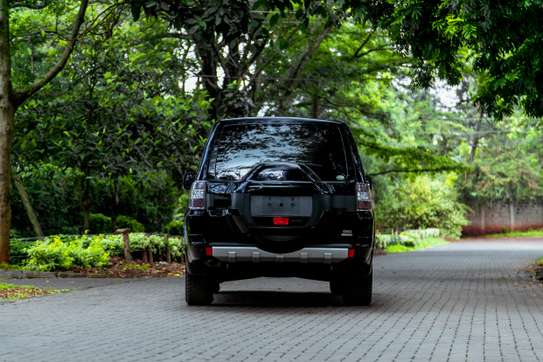2014 Mitsubishi Pajero Black image 4