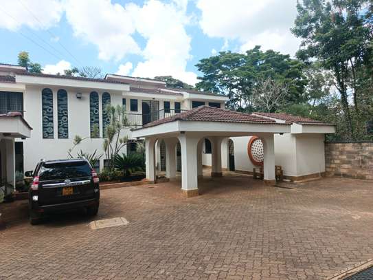 5 Bed Townhouse with En Suite in Spring Valley image 2