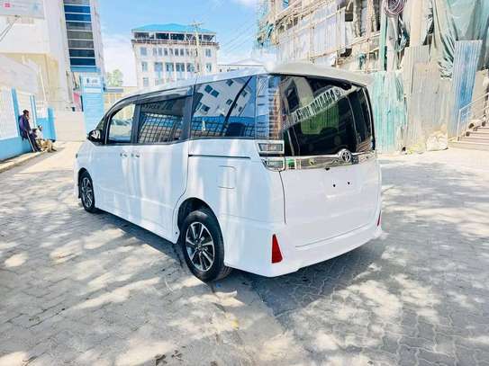 Toyota  voxy hybrid image 7