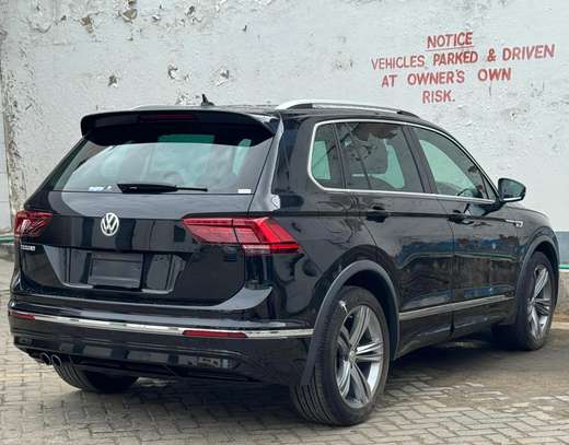 Volkswagen Tiguan Rline black image 2