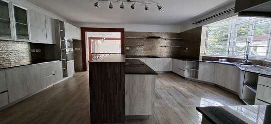 5 Bed Townhouse with En Suite in Rosslyn image 11