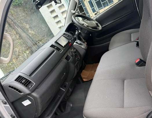 TOYOTA HIACE image 6