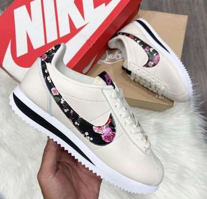 Beige Nike Classic Cortez Leather sport shoes for women image 1