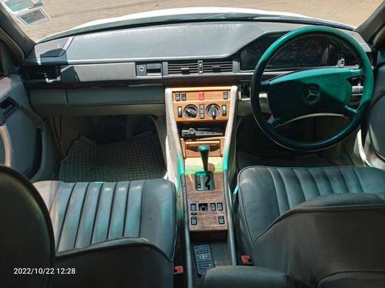 Mercedes Benz 200E image 10