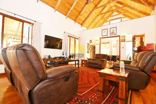 6 Bed House in Ridgeways image 2