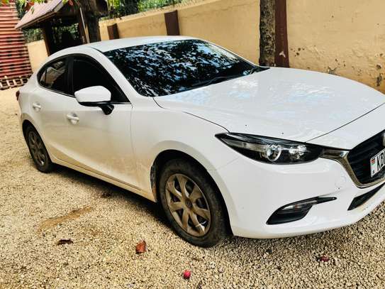 Mazda Axela image 4