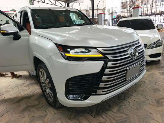 Lexus LX600   2022 image 2