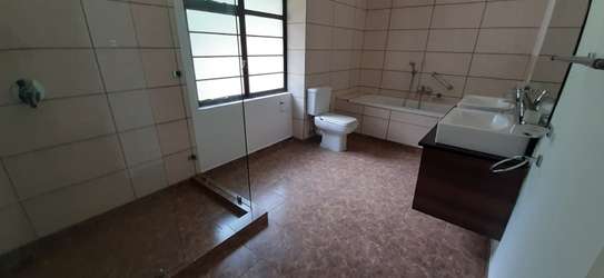 5 Bed Townhouse with En Suite in Rosslyn image 4