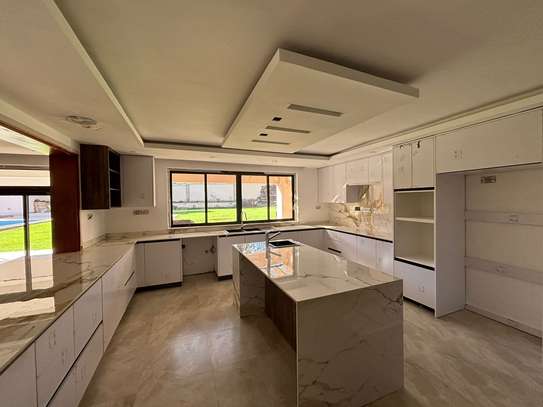 5 Bed House with En Suite in Runda image 5