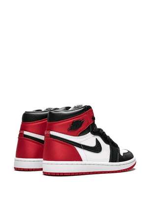 Air Jordan 1 High OG sneakers
38 to 45
Ksh.4350 image 1