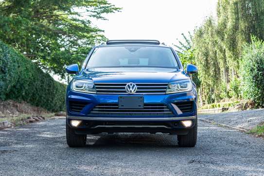 2016 Volkswagen Touareg Blue image 3