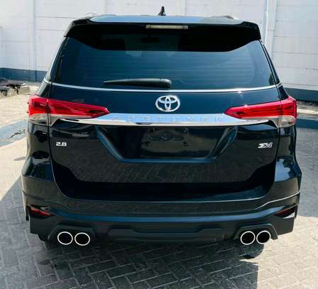Toyota Fortuner black image 2