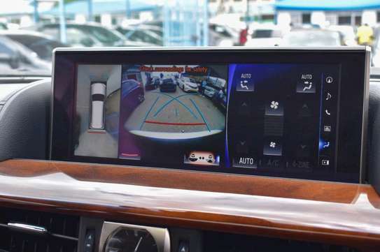 Lexus 570 image 3