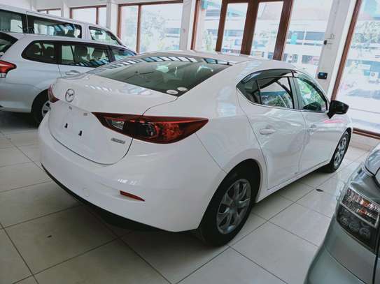 Mazda Axela. image 4