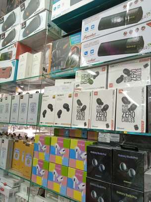 Speakers and Earbuds in wholesale image 1