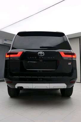 Land cruiser LC300 GR SPORTS image 4
