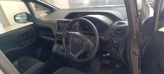 Toyota Noah hybrid Gold 2018 image 10