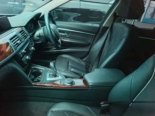 BMW 320i image 3