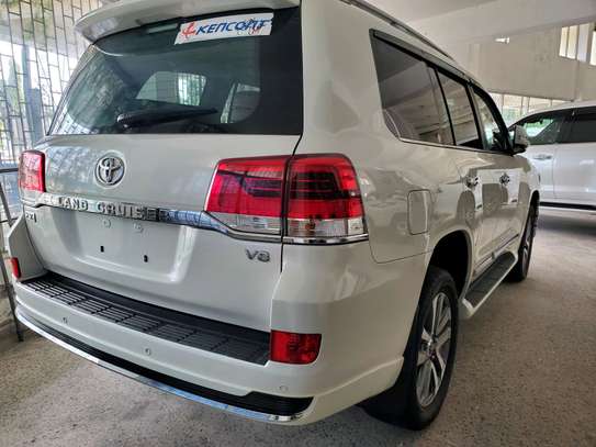 Toyota landcruiser v8 image 4