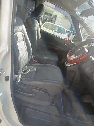 Nissan Serena empower image 10