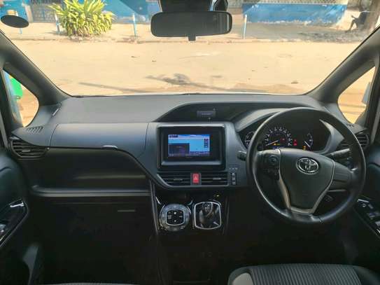 Toyota Noah hybrid white 2WD 2018 image 3