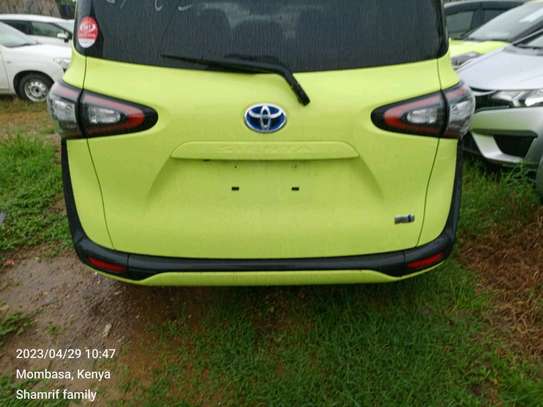 Toyota Sienta hybrid avacado colour 2016 image 2