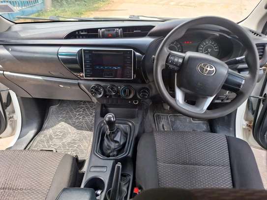 2017 Toyota Hilux D.cab Manual image 4