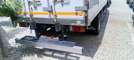 ISUZU NPR85 freezer image 1