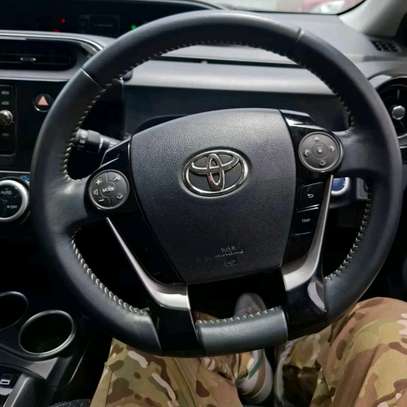 Toyota Aqua hybrid Cream 2018 2wd image 5