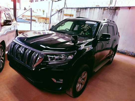 Toyota land cruiser prado petrol TX Black 2017 . image 2