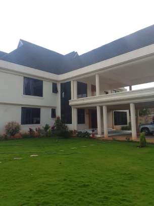 7 Bed House with En Suite in Karen image 2