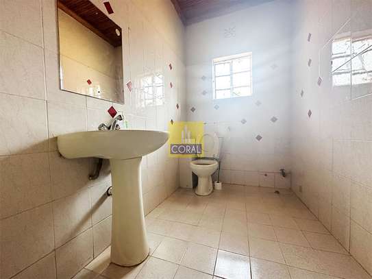 5 Bed House in Ridgeways image 23