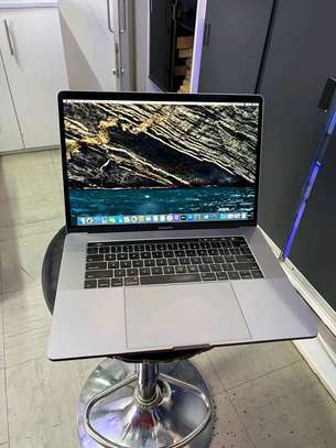MacBook 2017 15 image 1