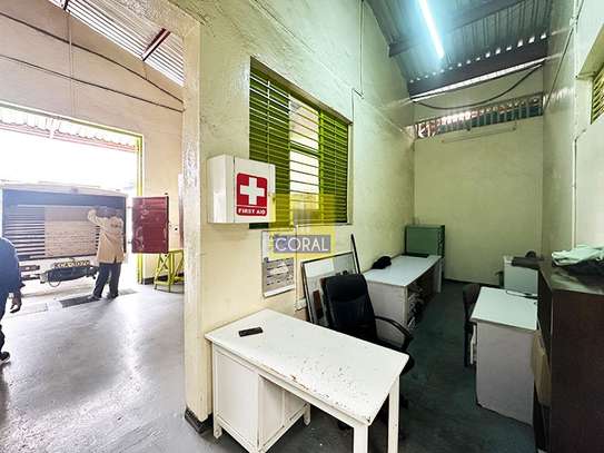 7,500 ft² Warehouse with Parking in Industrial Area image 14