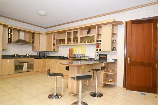 4 Bed House with En Suite in Brookside image 6