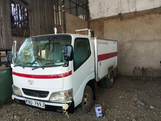 Toyota pickup yr05 refrigeted body cc2000 accident free image 3