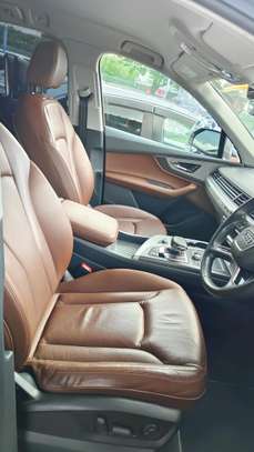 Audi Quattro Grey 2018 7 seater image 10